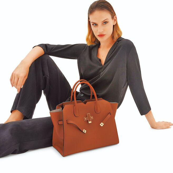 SOGO敦化館新櫃Valextra 2024春夏系列Milano Medium棕色包款，完美駕馭「美拉德」風格，售價14萬5000元。（遠東SOGO提供）