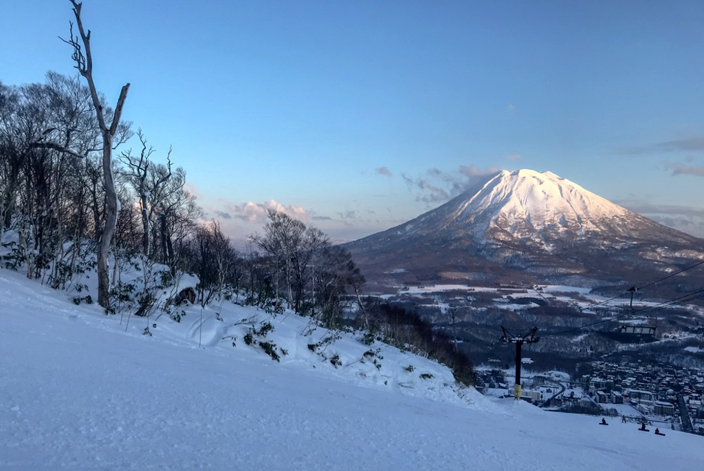 日本北海道羊蹄山11日上午發生雪崩，2名外國滑雪客受困後「心臟驟停」。上圖遠方為羊蹄山。（資料照：shutterstock、達志）