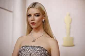 奧斯卡紅毯／精靈系女神魚鱗禮服宛如美人魚 轉身秀性感美背 