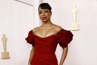 奧斯卡紅毯／女星穿厚底高跟鞋慘摔 1句話化解尷尬 