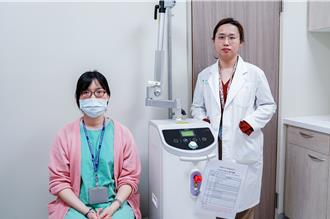 7旬婦尿有異味困擾2年 「高強度磁波椅」改善