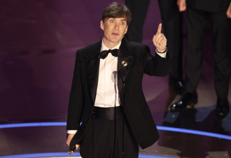 奧斯卡／《奧本海默》席尼墨菲首入圍就封帝 下台開心親吻妻子