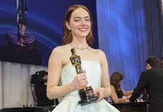 艾瑪史東《可憐的東西》露三點封后  年收8億成女星之冠