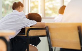 导师背少年就医2年未间断 尾随一老人竟逼哭网友