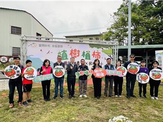 植樹節前夕推種柿子  番路鄉農會盼把家鄉產業種在學童心中