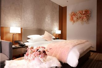 隨便拍都美！ 六福萬怡攜一禮莊園 打造唯美「花藝植感房」超夢幻