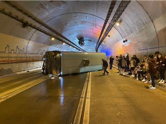 新店康橋校車翻覆18人受傷 校方緊急成立應變小組