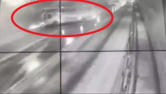 驚魂10秒片！康橋校車失速「刮牆爆火花」 狂甩360度側翻