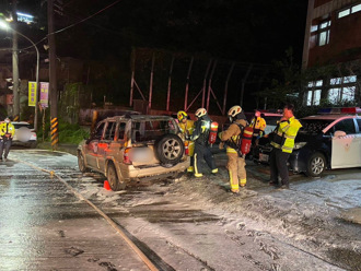汽車突冒白煙衝派出所求助 警持滅火器即刻救援