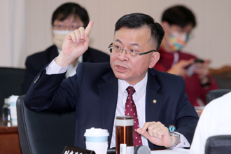 NCC不认16连败！王鸿薇呛陈耀祥：输到脱裤不怕学生笑？