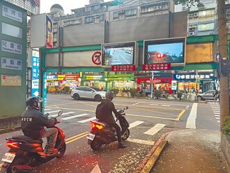 號誌設計不良 駕駛誤闖紅燈