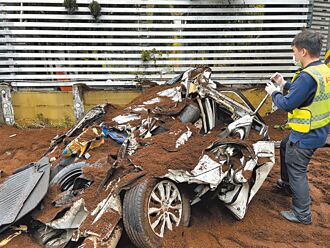 联结车翻覆压毁休旅车 母子命危