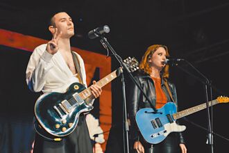 凤小岳开唱 同父异母的歌手妹助阵