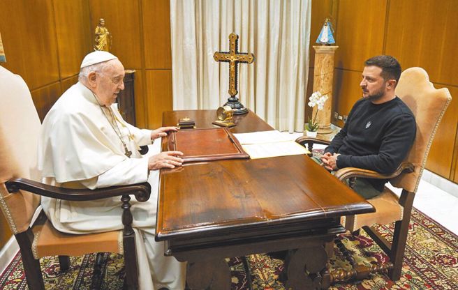 天主教教宗方济各（左）呼吁乌克兰，应拿出举「白旗」进行和谈的勇气，藉由谈判寻求结束战争。图为2023年5月乌克兰总统泽伦斯基（右）前往梵蒂冈罗马教廷拜会教宗。（摘自乌克兰总统府官网）