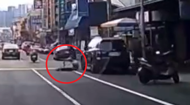 男子骑电动滑板车上路，突然一阵晕眩，碰到路边车辆后自摔。（翻摄画面）