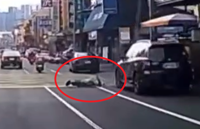 洪男自摔倒地后，全身有多处擦撞伤，送医检查有脑震盪。（翻摄画面）