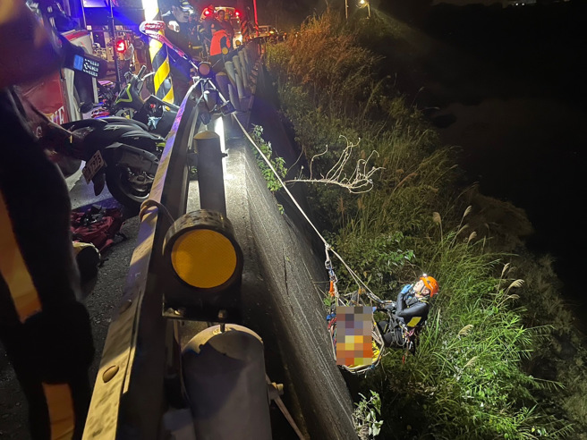 警消获报赶抵，将苏翁救起时，现场已发现他失去生命迹象。（图 / 刘咏韵翻摄）