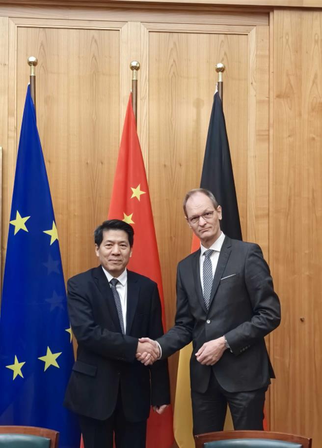 中国政府欧亚事务特别代表李辉9日与德国外交部国务秘书巴格尔举行会谈。（大陆外交部）
