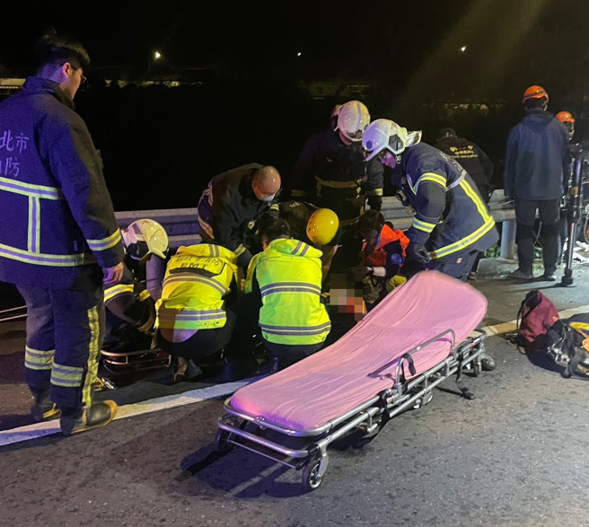 现场救援画面。（图 / 刘咏韵翻摄）