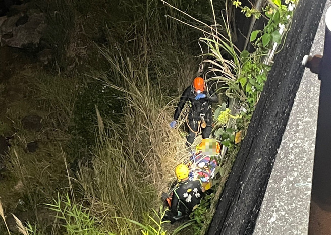 三峡与大埔分队架设绳索将苏翁拉上地面。（图 / 刘咏韵翻摄）