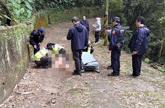 男子被丢包在新北树林区的产业道路，经送医抢救仍伤重不治。（翻摄画面）