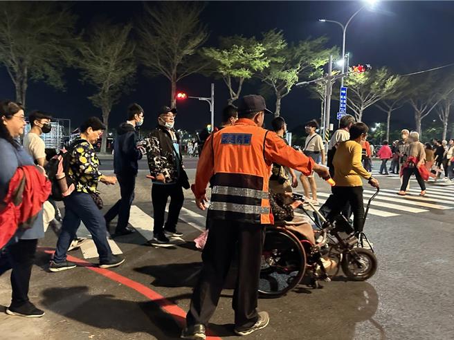 「2024台湾灯会」昨晚闭幕，南市府警察局36天展期累积动员2401名义交执行交通疏导及为民服务等工作。（台南市政府警察局提供／张毓翎台南传真）