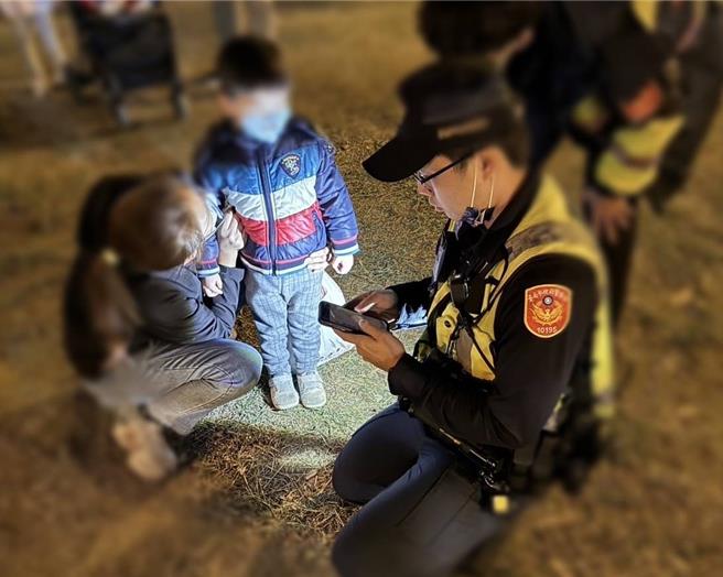 台湾灯会期间，警方协助走失儿童找到家人。（台南市政府警察局提供／张毓翎台南传真）