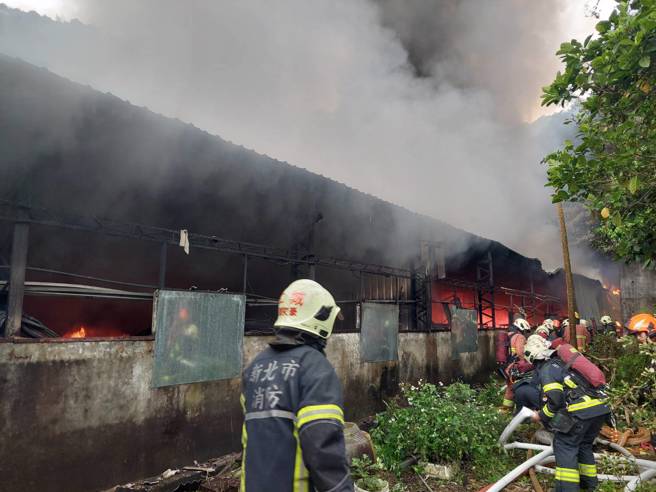 新北树林区二手家具工厂发生火警，消防人员射水抢救。 （翻摄画面）