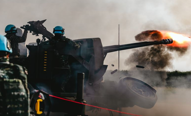 35快砲搭配天兵雷達實施目標導引，並利用射控雷達進行追瞄，形成彈砲合一防空系統，可迅速攔截敵機，並在有效射程內組成綿密火網。(青年日報提供)