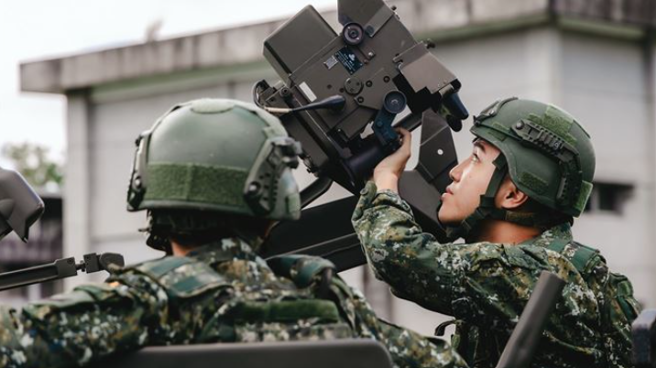 35快砲班搭配天兵雷達實施目標導引，並利用射控雷達進行追瞄。(青年日報提供)