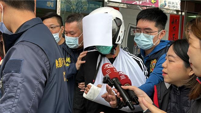 邱男落網11日移送時左手包著車禍的傷勢，面對記者詢問為何痛下殺機都低頭不語。(蔡依珍攝)