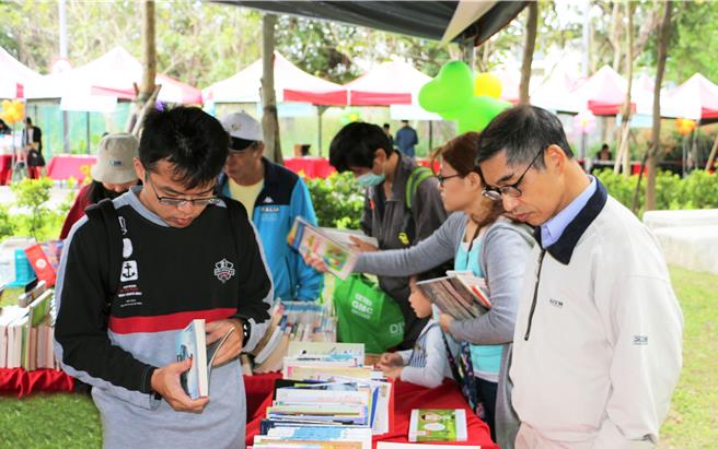 「洲游阅读趣」好书交换活动，图书馆特别准备了包括文学小说、绘本童书等上百本书籍。（新北市立图书馆提供）