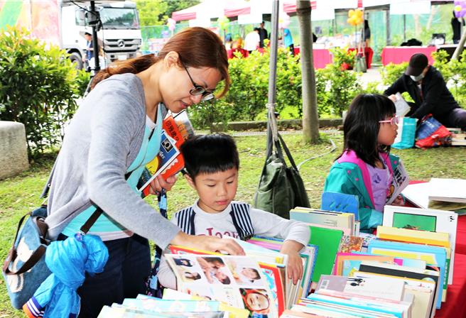 芦洲分馆与空中大学合作，于在地市集中推出好书交换与亲子阅读活动，让民眾逛市集。（新北市立图书馆提供）