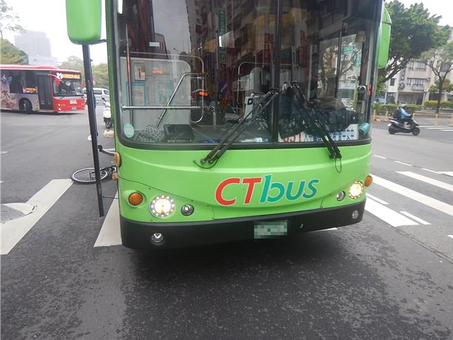 台中市北區三民路三段與精武路口11日上午發生公車、自行車擦撞交通事故。（民眾提供／馮惠宜台中傳真）