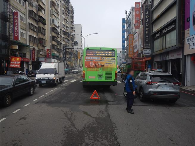 台中市北區三民路三段與精武路口11日上午發生公車、自行車擦撞交通事故。（民眾提供／馮惠宜台中傳真）
