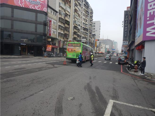 台中市北區三民路三段與精武路口11日上午發生公車、自行車擦撞交通事故。（民眾提供／馮惠宜台中傳真）