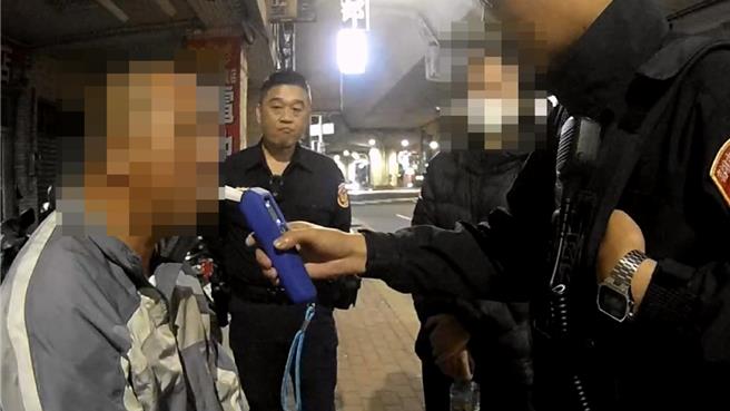 高雄一名54岁刘姓男子9日与朋友喝完酒后开车上路，在停等红灯时不胜酒力昏昏睡去。（高市凤山分局提供／杨舒婷高雄传真）