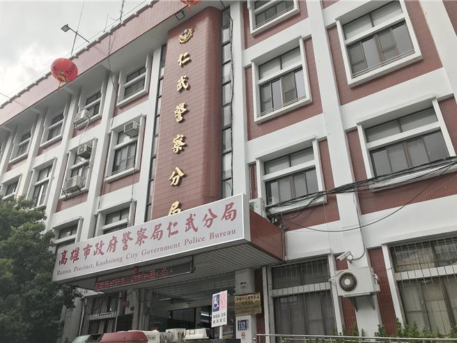 49歲洪姓男子於今年1月26日頭戴工程帽騎乘普重機車行經仁武區鳳仁路與澄觀路路口時，洪男在騎車過程中不斷上下擺動身軀致行駛不定，且變換車道也沒有打方向燈。警方依道交條例規定開出3張罰單共1萬3700元罰鍰。圖為仁武警分局。（本報資料照片）