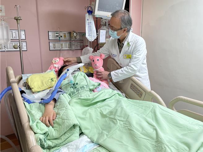 彰化秀传医院神经外科主任医师郑均洹11日探查陈姓姊姊的状况。（秀传医院提供／孙英哲彰化传真）