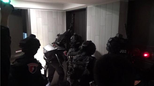 刑事局中部打击犯罪中心朔源掌握诈欺集团首脑住所，出动维安特勤队破门攻坚，顺利逮补身背10条通缉的孙男到案。（警方提供／王煌忠台中传真）