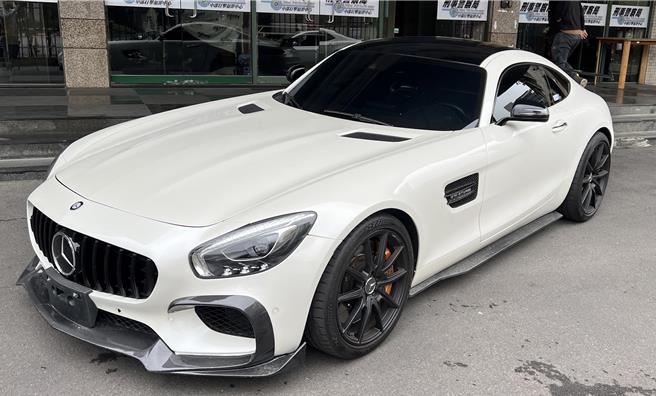 新北市孙姓男子长年从事诈欺，遭院检发布10条通缉，逃亡期间购入800万元宾士AMG GTS豪车，承租豪华大楼，藉以掩饰身分。（王煌忠摄）