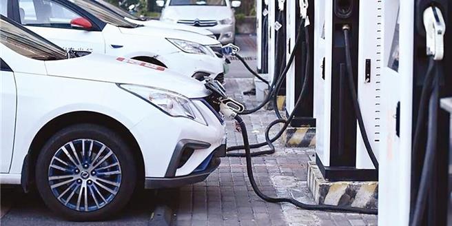 大陸新能源車產能過剩，引發各車企之間的價格戰。（新華社）