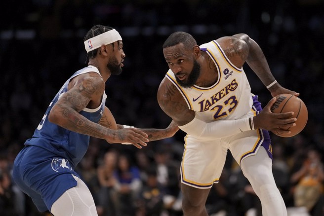 詹姆斯(右)伤癒復出就拿29分。(美联社)