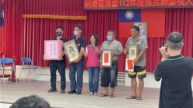 成功镇长谢淑贞（中）遭提案罢免，为台东县自治史上首例乡镇市长罢免案。（萧嘉蕙摄）