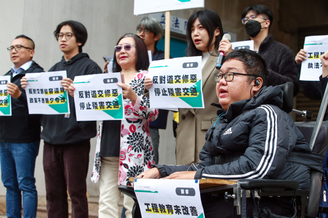 行政院會通過《道路交通管理處罰條例》修正草案，準備將其送交立法院。其中爭議點包含許多危害道路安全的違規項目將無法檢舉。並且交通部也取消了許多影響道安甚重的違規記點項目，甚至交通部將「於身心障礙專用停車位違規停車」項目也列入不開放檢舉項目，在為違規者大開後門之虞，連身障者權益也犧牲。對此，行人零死亡推動聯盟11日召開記者會，並邀請各方團體說明立場，呼籲立法院審慎評估此一修法草案。（鄧博仁攝）