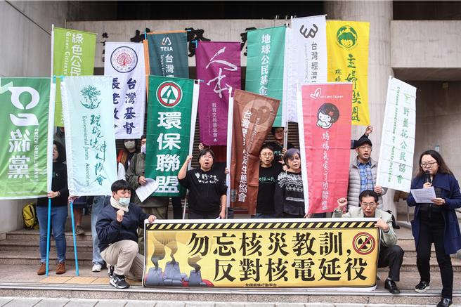 全国废核行动平台今（11）日上午在立法院群贤楼外举行「福岛核灾十三周年，勿忘核灾教训，反对核电延役」记者会。（邓博仁摄）