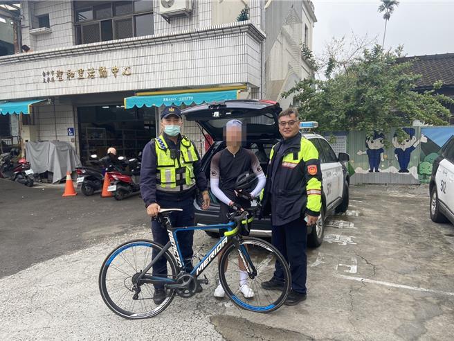 何姓男子10日騎單車挑戰太平區赤崁頂挑戰，結果在導航指引下迷失在產業道路內，幸經員警入山搜尋協助脫困。（台中市太平警分局提供／馮惠宜台中傳真）