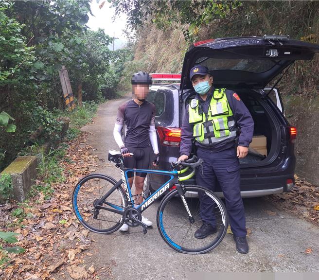 何姓男子10日騎單車挑戰太平區赤崁頂挑戰，結果在導航指引下迷失在產業道路內，幸經員警入山搜尋協助脫困。（台中市太平警分局提供／馮惠宜台中傳真）