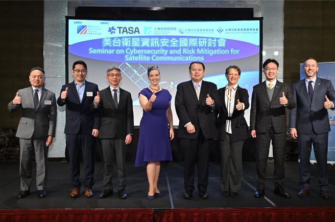 工研院携手美国在台协会举办「美台卫星资讯安全国际研讨会」。左起为Resecurity营运长Benedict Ouano、Astranis Space Technologies资深经理Jeffrey Chuang、国家太空中心B5G低轨通讯卫星计画主持人蔡东宏、美国在台协会处长孙晓雅）、数位发展部政务次长阙河鸣、美国在台协会商务组组长谢贝晴）、工研院产业服务中心组长暨台湾低轨卫星产业联谊会秘书长廖荣皇、美国在台协会商务官薄康霖。图／工研院提供