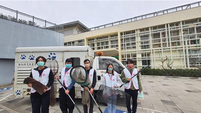 新竹市政府2024年增编预算成立「动物管制队」，目前每月平均执行近百件动物救援通报案件。（新竹市政府提供／陈育贤新竹传真）